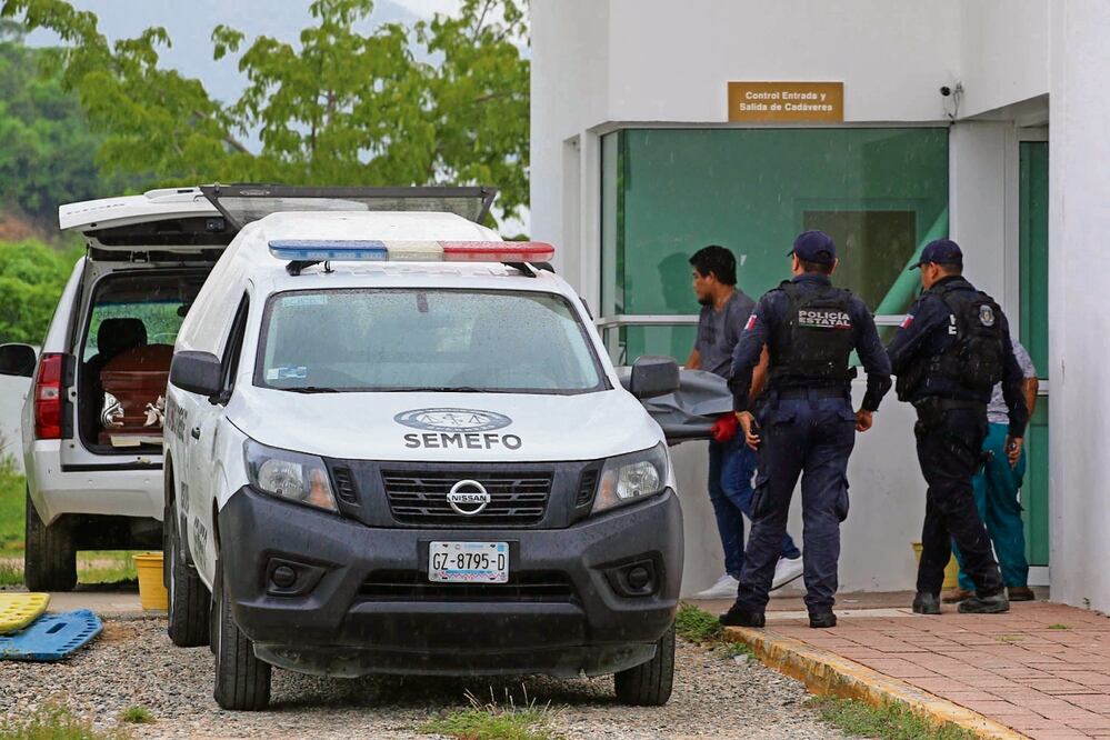 Los cuerpos fueron llevados al Semefo de Acapulco. Foto: Cuartoscuro