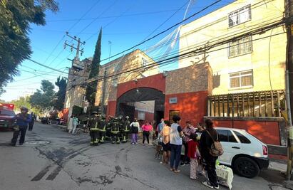 Auto choca y provoca fuga de gas; desalojan a vecinos en Tláhuac 