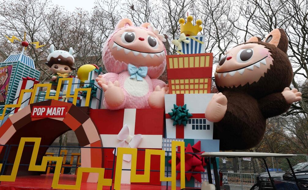 La carroza de Acción de Gracias de Friends en POP CITY de POP MART, con personajes de Labubu, se ve durante el inflado de los globos del Desfile del Día de Acción de Gracias de Macy's en el Upper West Side de Manhattan, afuera del Museo Americano de Historia Natural, en la víspera del desfile en la ciudad de Nueva York, el 26 de noviembre de 2025. Foto: AFP