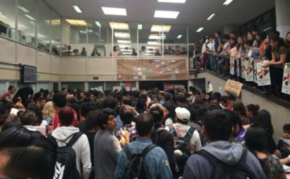 Estudiantes de la UNAM llegan a Economía para asamblea interuniversitaria