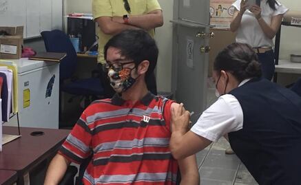 De regresar a clases, Mario ya está listo con amparo (y vacuna) bajo el brazo