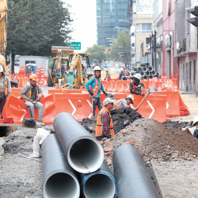 Peatones de la avenida Chapultepec tienen que esquivar material y maquinaria pesada para llegar a sus destinos. Foto: GERMÁN ESPINOSA. EL UNIVERSAL