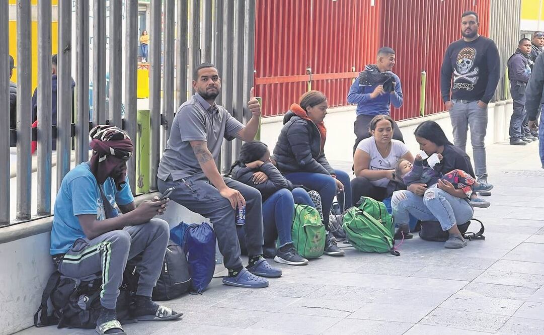 La mayoría de los migrantes arribaron en tren y ahora viven en las calles de la zona centro de Ciudad Juárez, donde piden ayuda de la comunidad para comer, pagar un cuarto de hotel o tener algún ingreso.