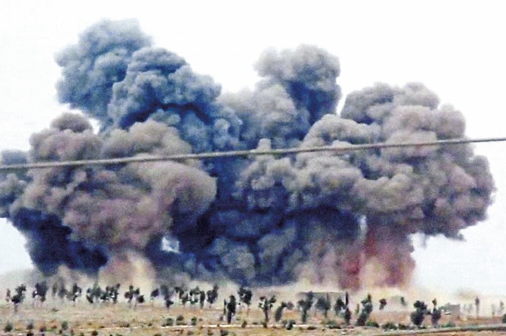 Ataques aéreos rusos en Kafr Nabel, en la provincia siria de Idlib, causaron columnas de humo, como se aprecia en esta imagen de video (HADI AL-ABDALLAH. AP)