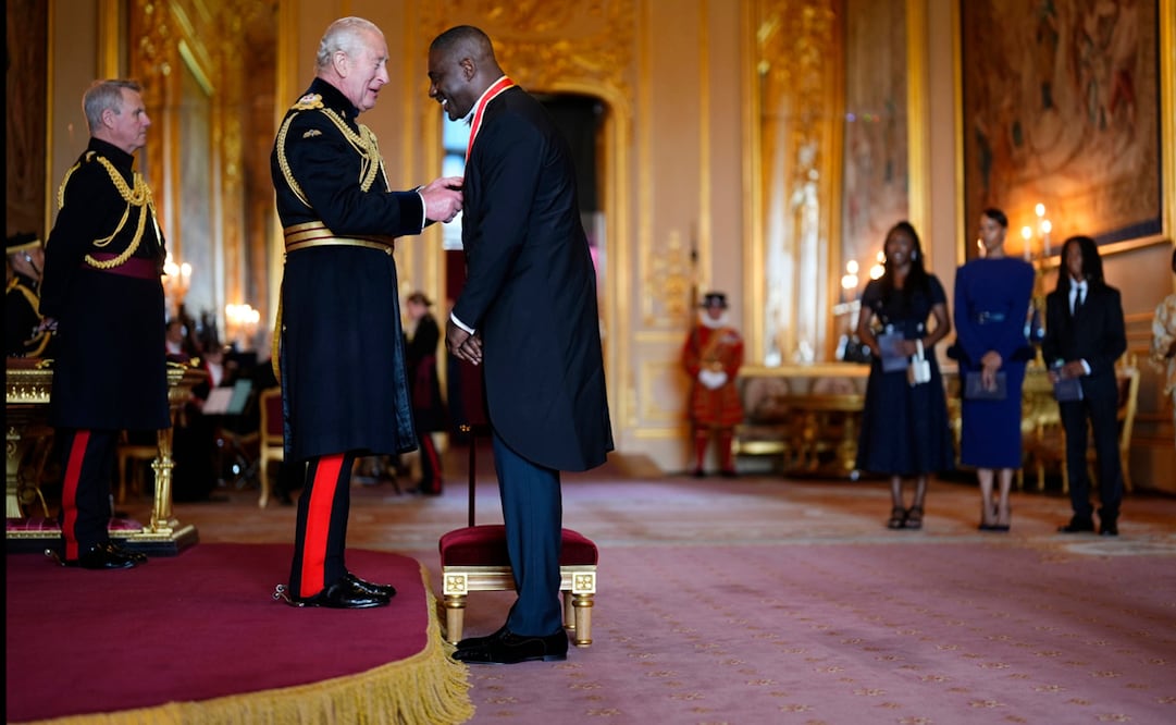 Idris Elba, activista, actor y músico (a la derecha), es nombrado caballero por el rey Carlos III de Gran Bretaña en el Castillo de Windsor, el martes 2 de junio de 2026.
Foto: Jordan Pettitt/PA vía AP.
