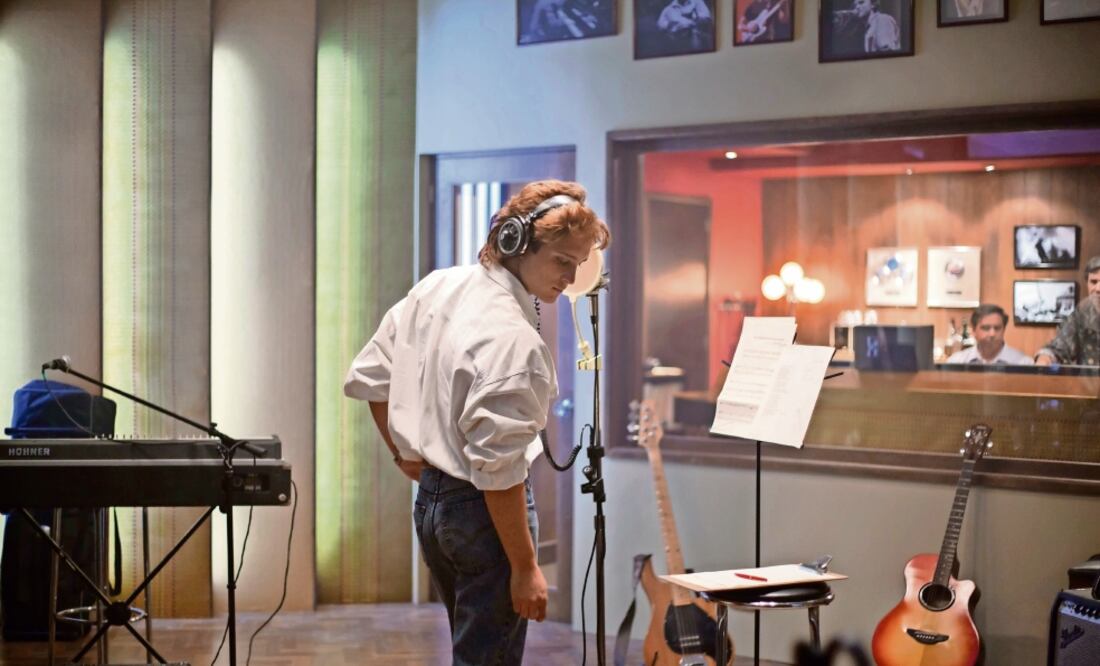 El Sol (Diego Boneta) quiere lanzar un disco de éxitos, pero no le es posible (NETFLIX)