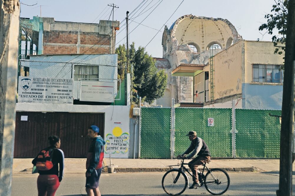 Padres de familia se oponen a que sus hijos sean enviados de manera provisional a la escuela Chihuahua, que se localiza a espaldas del plantel Italia, debido a que temen que este edificio también esté en riesgo por la cúpula de la iglesia contigua.