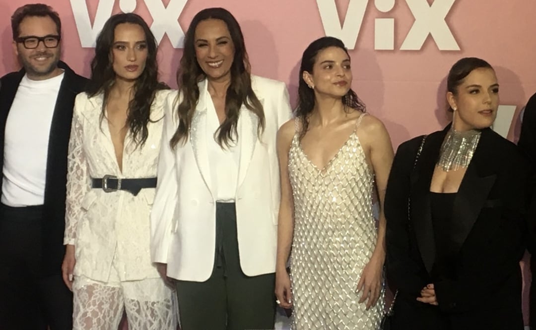 Consuelo Duval con el elenco de la serie “Bodas S.A”, la cual está integrado, entre otros, por Gisselle Kuri (“Malvada”), Rubén Zamora (“Accidente”), Danae Reynaud (“Lady Rancho”) y Antonio de la Vega (“Club de Cuervos”), presentes en la alfombra. Se completa con Paly Duval, Christian Chávez, Michael Ronda y Paul Stanley. 
Foto: César Huerta/EL UNIVERSAL.