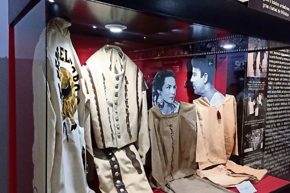 En el Museo de Pedro Infante se expone parte de la vestimenta que usó el ídolo de Guamúchil en sus películas más emblemáticas, entre otros artículos. (JAVIER CABRERA. EL UNIVERSAL)