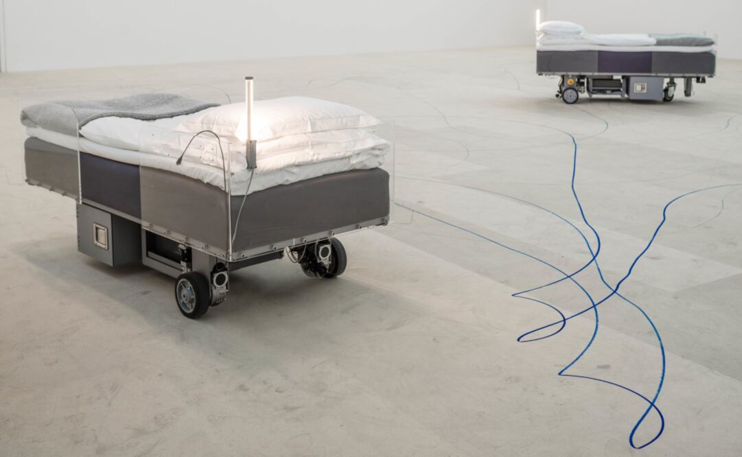 La trayectoria de las camas robóticas, en las que puedes pasar una noche, se marca en colores rojo o azul. (Foto: Carsten Höller)