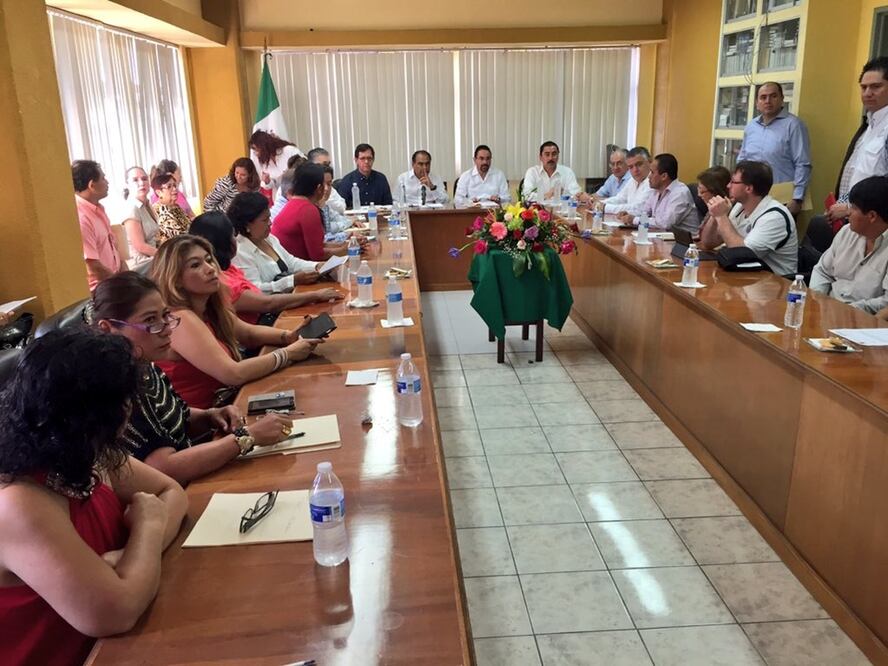 Reunión de Roberto Campa Cifrián, subsecretario de Derechos humanos, con familiares de las 31 víctimas del equipo de tercera división “Los Avispones” (Foto: @1campa)