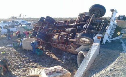 Tráiler de marisco se vuelca rumbo a campo pesquero en Sonora