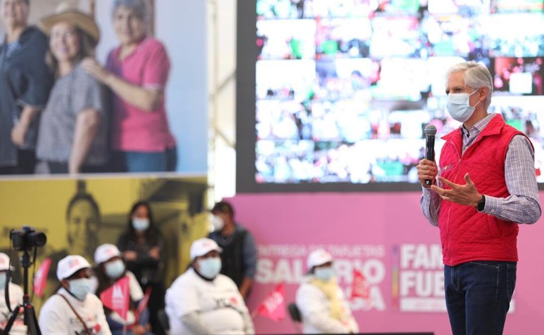 El gobernador mexiquense entregó tarjetas de Salario Rosa en la zona de los volcanes. Foto: Especial 