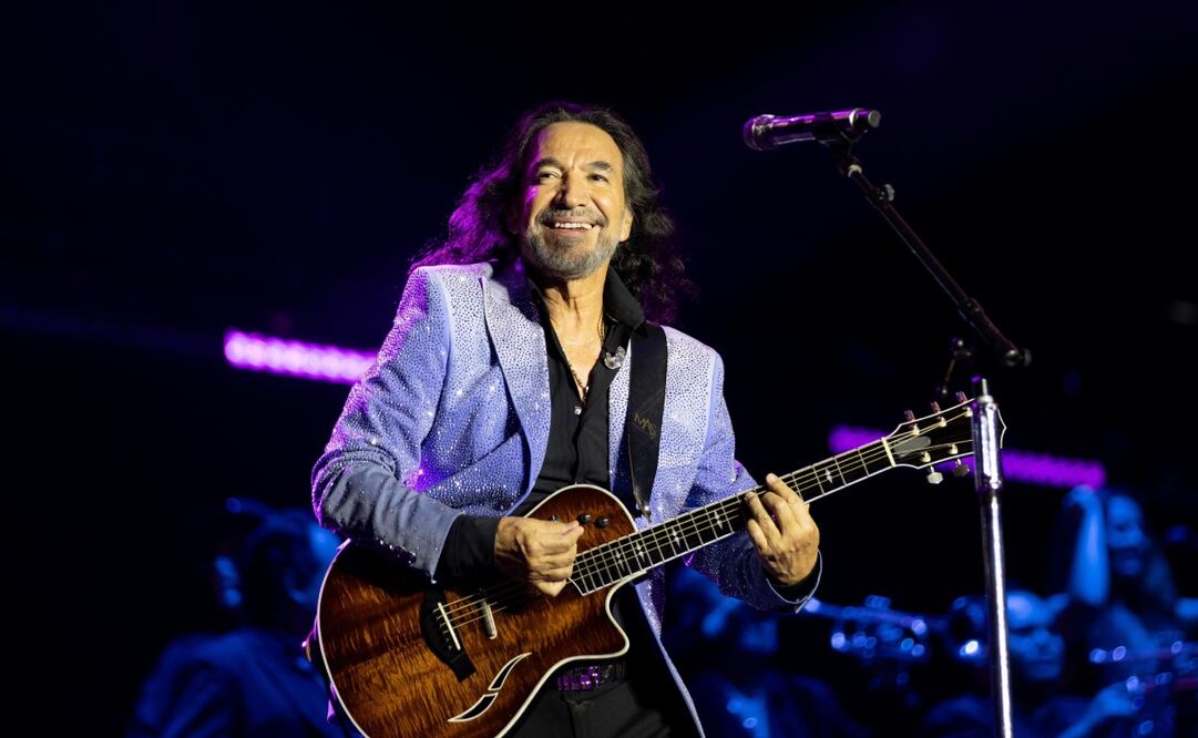 El cantautor mexicano Marco Antonio Solís, “el Buki”, en su concierto Más cerca de ti Wourld Tour 2025 en el Estadio GNP, de la Ciudad de México. Fotos: Hugo Salvador El Universal