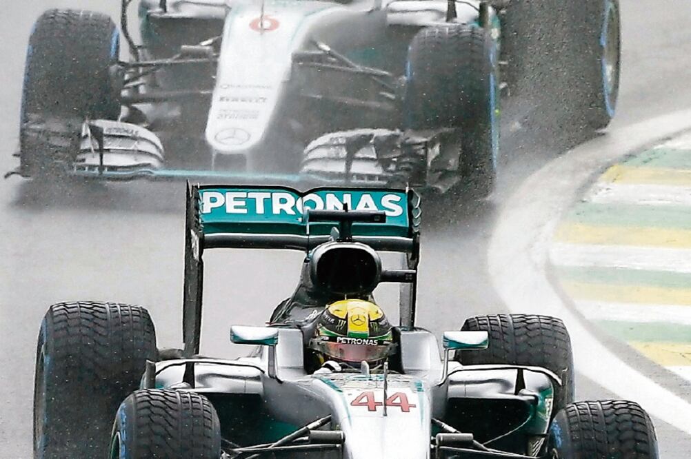Hamilton se impuso a Rosberg en Brasil y la última carrera dará al campeón. (FOTO: RICARDO MAZALÁN. AP)