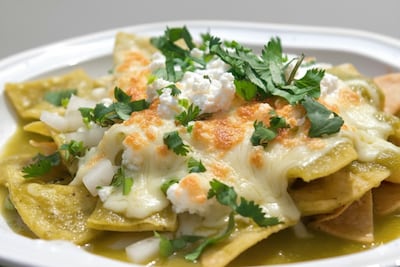 Qué llevan los chilaquiles suizos