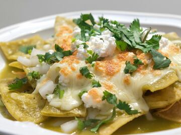 Qué llevan los chilaquiles suizos