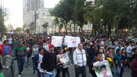 Marchan en Reforma por los 43 normalistas