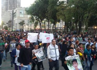 Marchan en Reforma por los 43 normalistas