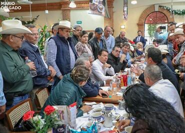 Negocia Mario Delgado con campesinos en sede alterna