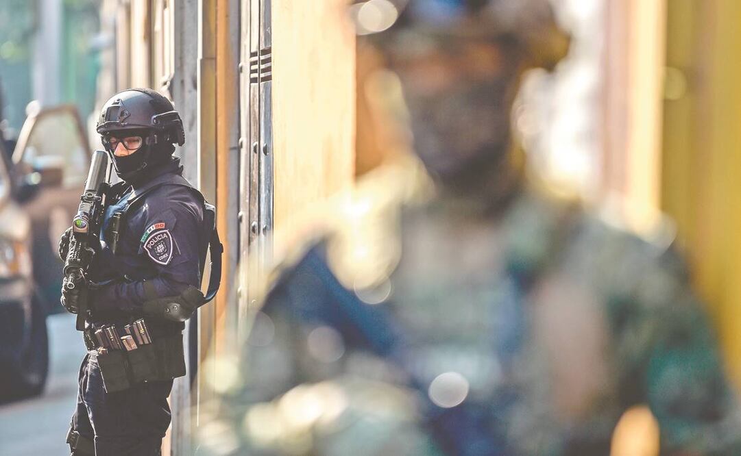 Un elemento de la Secretaría de Seguridad Ciudadana de la Ciudad de México, en un operativo contra grupos criminales, en mayo. Foto: PEDRO PARDO. AFP