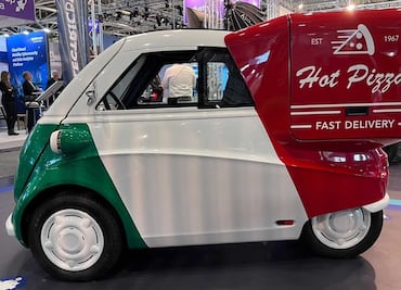 El pequeño auto eléctrico que reparte pizzas