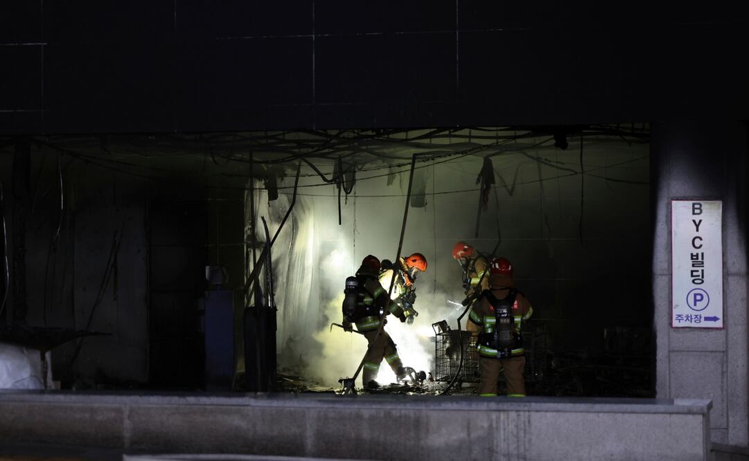 Los bomberos trabajan para extinguir un incendio en un edificio comercial en Seongnam, Corea del Sur, el viernes 3 de enero de 2025. Foto: AP