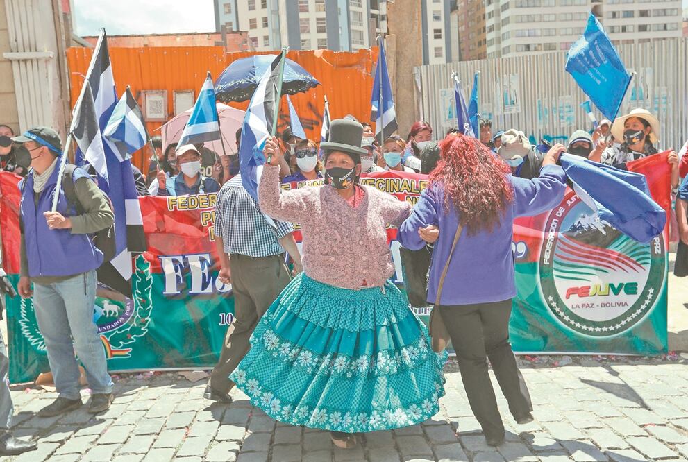 Simpatizantes del MAS festejaron en La Paz la victoria del candidato Luis Arce en las elecciones. Foto: MARTÍN ALIPAZ. EFE
