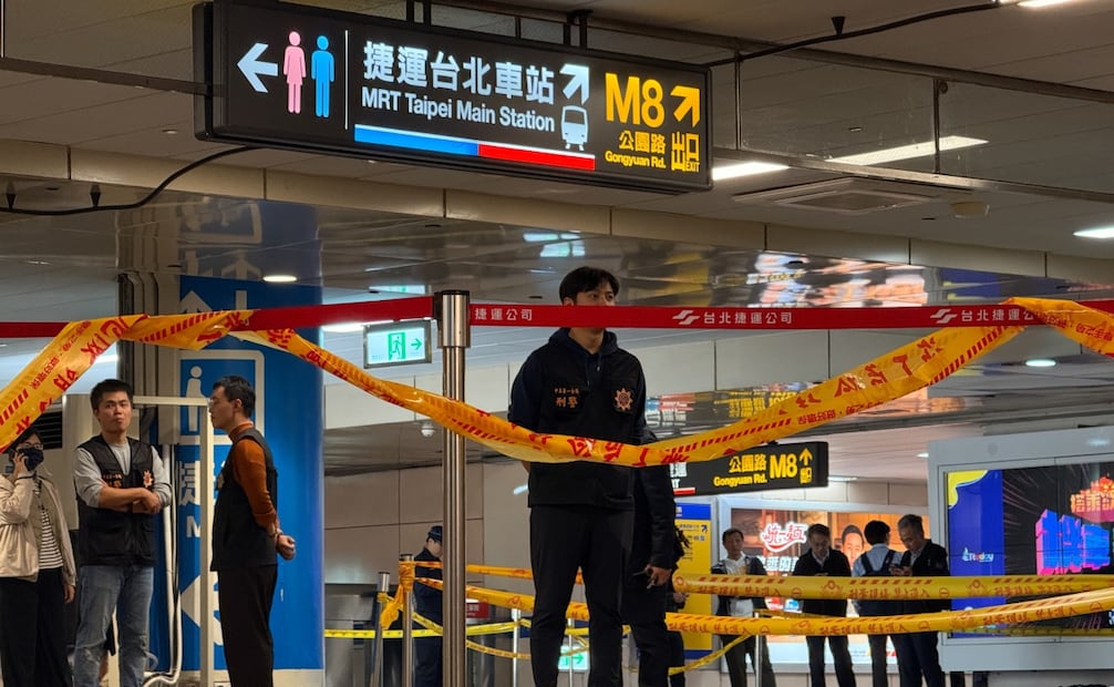 Ataque con granadas de humo en la estación principal de metro de Taipéi. Foto: EFE