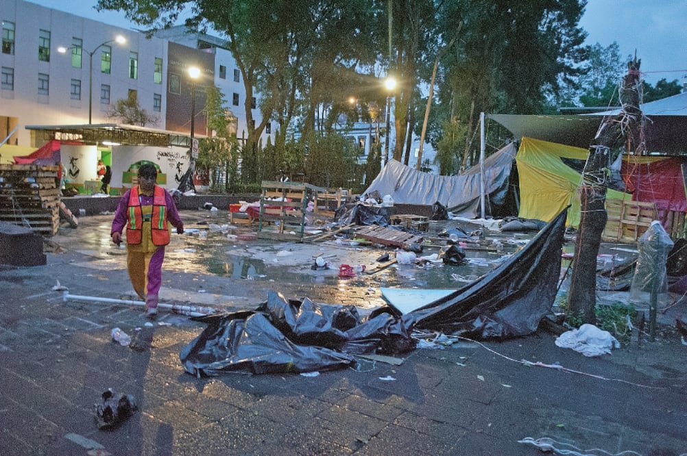 Cuadrillas de la Dirección General de Servicios Urbanos recolectan basura y compactan casas de campaña en la plaza de la Ciudadela, luego del regreso de los profesores disidentes a sus estados natales (JOSÉ ANTONIO TORRES. EL UNIVERSAL)