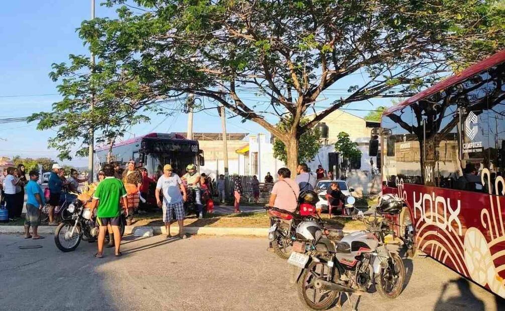 Policía Estatal llegó a la zona para resguardar el área e intentar entablar diálogo con los inconformes (18/11/2025). Foto: Especial