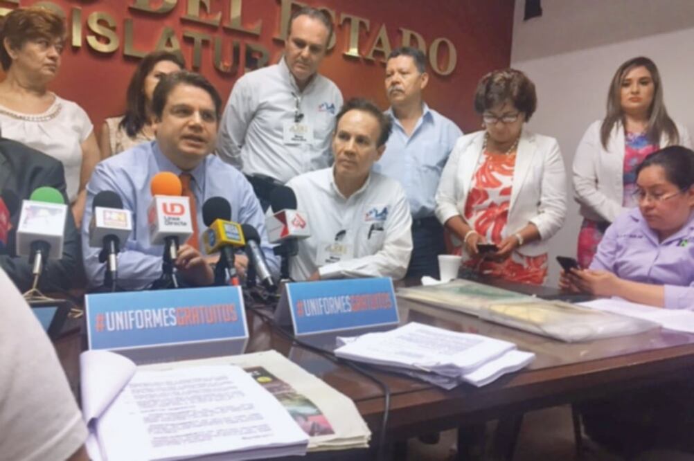 Integrantes de la Mesa Directiva del Congreso del Estado criticaron los reco rtes al programa de uniformes y útiles escolares que realizó el gobierno (JAVIER CABRERA. EL UNIVERSAL)