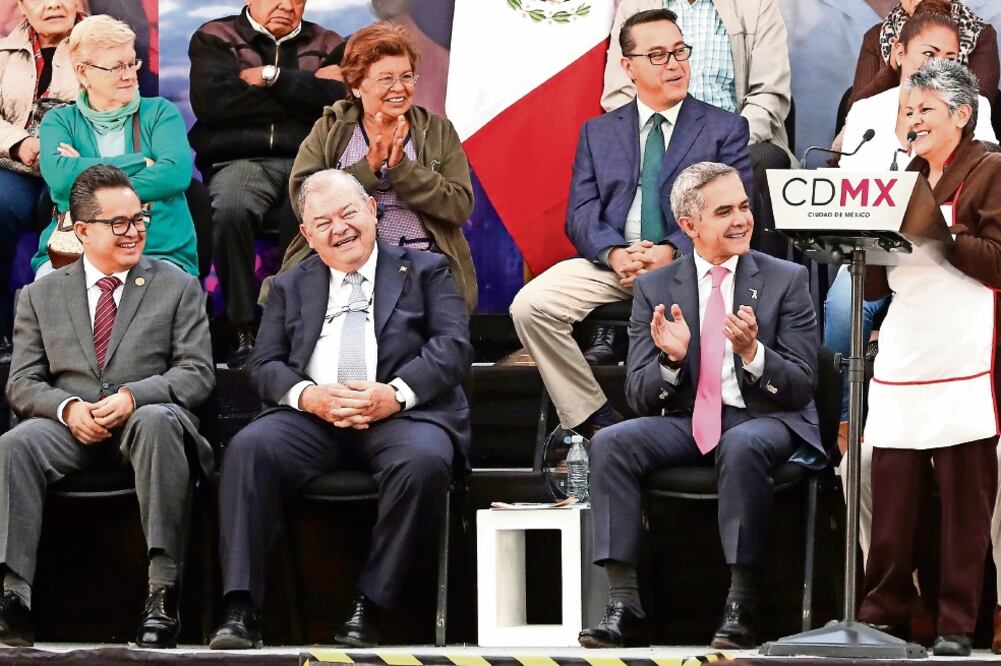 Lourdes Robles, arrancó las risas de los asistentes cuando presentó el “menú Mancera”, cuyo ingrediente principal, explicó, son los huevos. (FOTO: LUCÍA GODÍNEZ. EL UNIVERSAL)