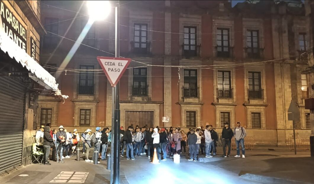 integrantes de la Coordinadora Nacional de Trabajadores de la Educación bloquean todos los accesos a Palacio Nacional, el 21 de mayo de 2025. Foto: Pedro Villa y Caña/EL UNIVERSAL
