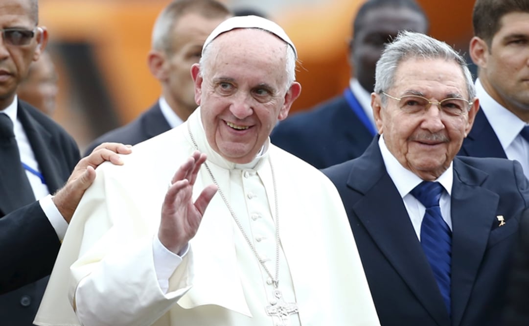 Francis stands with Cuba's President Raúl Castro during his arrival at the airport in Havana. (Photo: AP)