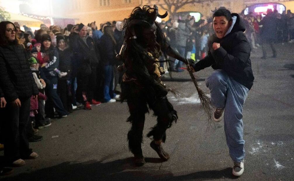 En desfiles, Krampus también se encarga de asustar y "golpear" a niños (17/12/2024). Foto: AP