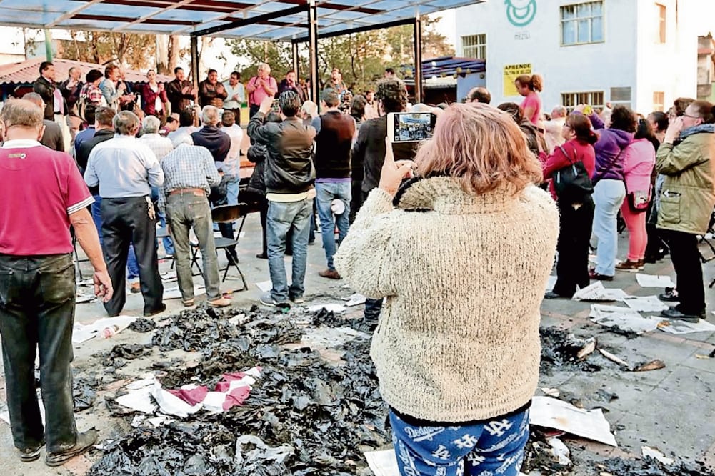 Varias personas lanzaron golpes, sillas, huevos y hasta cohetones durante el evento encabezado por la ex delegada en Tlalpan. (FOTOS: ESPECIALES)