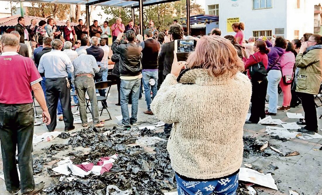 Varias personas lanzaron golpes, sillas, huevos y hasta cohetones durante el evento encabezado por la ex delegada en Tlalpan. (FOTOS: ESPECIALES)