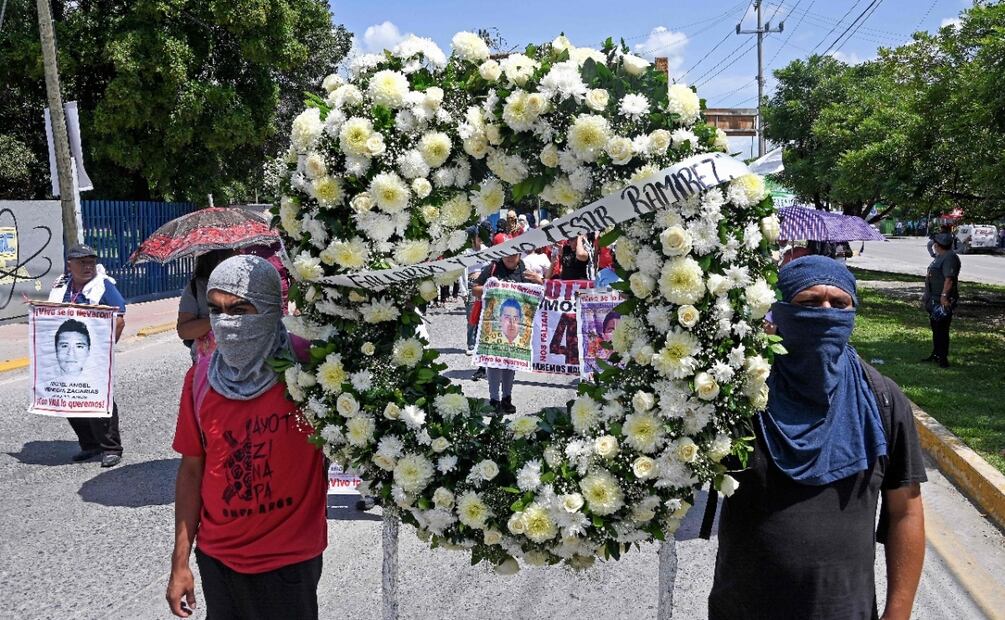 Los manifestantes colocaron una ofrenda, realizaron oraciones y exigieron justicia. Foto: Francisco Robles / AFP