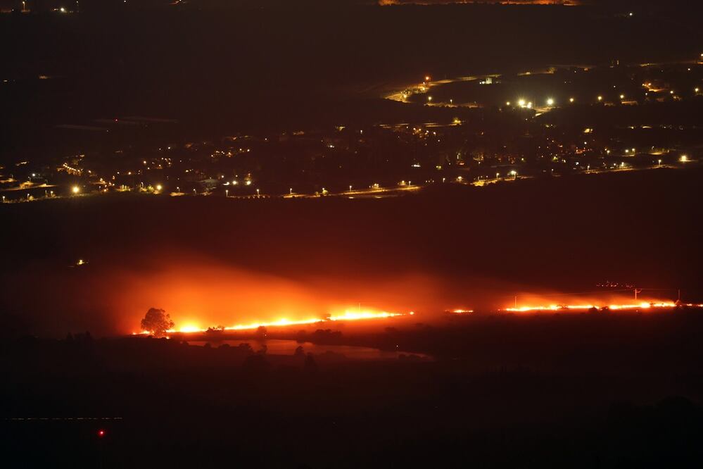 Se ve un incendio cerca de la ciudad de Kiryat Shmona como resultado de un proyectil disparado desde el sur del Líbano hacia el norte de Israel, el 05 de octubre de 2024. Foto: EFE