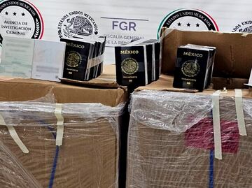 Detienen a dos hombres que transportaban más de seis mil pasaportes robados de la SRE