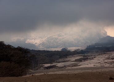 Volcán en Guatemala arroja nuevo flujo piroclástico e intensifica su actividad