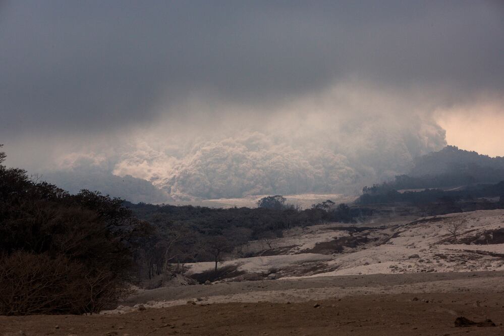 El volcán de Fuego aumentó este martes su actividad y registró una fuerte explosión (Foto: AP)