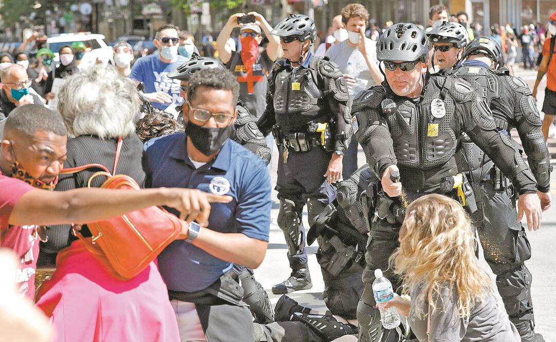Los oficiales de Ohio usaron gas contra los manifestantes. Foto: KYLE ROBERTSON. AP