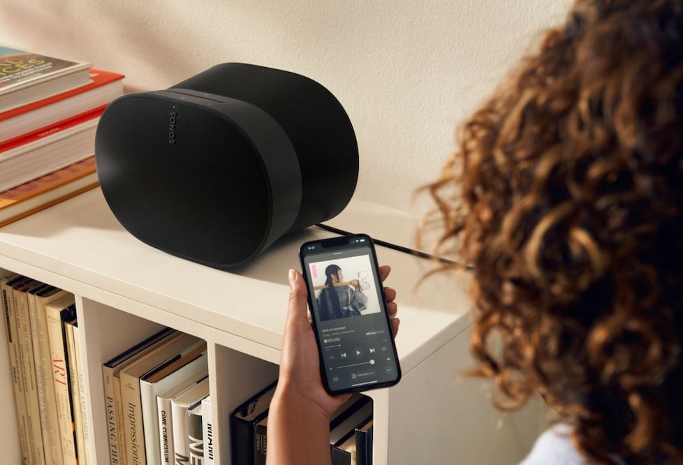 Aplicación de Sonos junto con una de sus bocinas. Foto: Sonos