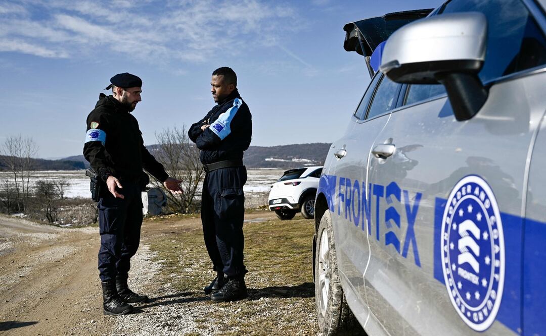 Miembros de la Agencia Europea de la Guardia Costera y de Fronteras, Frontex, de Italia y Francia, hablan mientras patrullan en la frontera entre Bulgaria y Serbia, cerca de la aldea fronteriza serbia de Gradina. FOTO: AFP