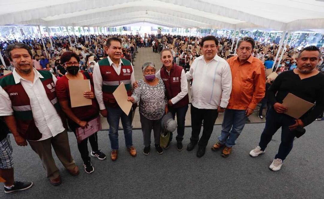 Entrega simbólica de apoyos a tres beneficiarios de Xochimilco, Tlalpan y Cuajimalpa y Gustavo A. Madero. Foto: Especial 