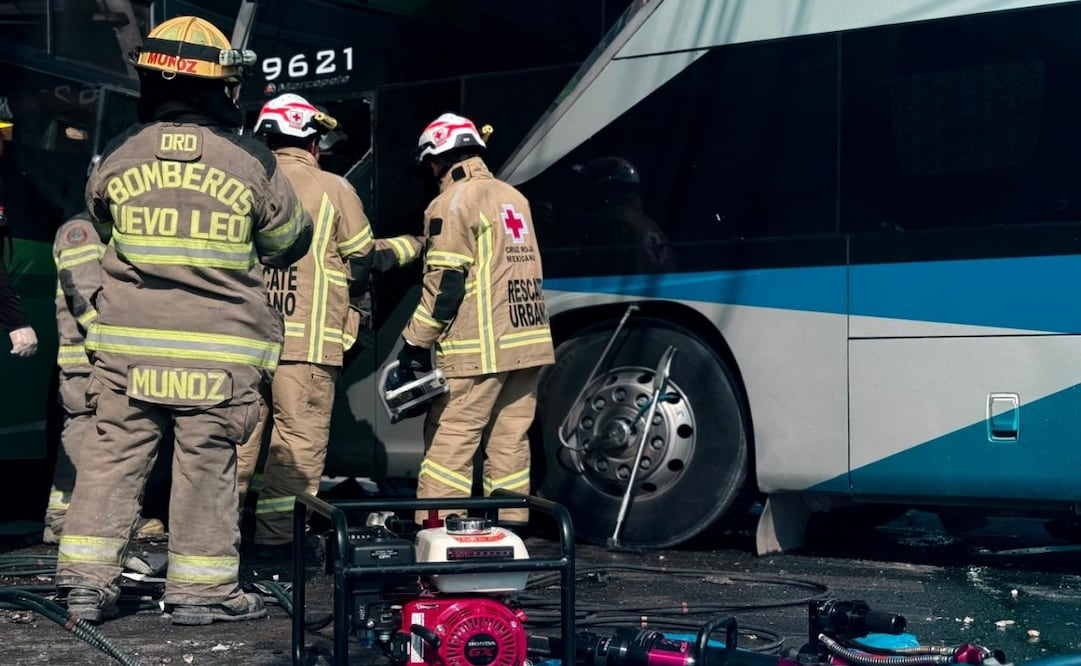 Chocan dos camiones de transporte público en Monterrey. Foto: Especial