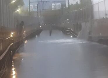 Ahora la lluvia; tormenta desborda vías de la Línea A del Metro