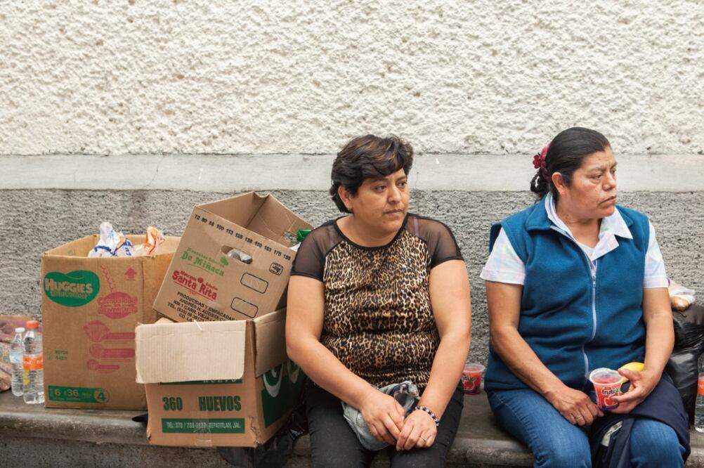 Eva (izq.) dice que es un milagro que sus hermanos sobrevivieran al desplome de edificio en Benito Juárez. (CAMILA MATA. EL UNIVERSAL)